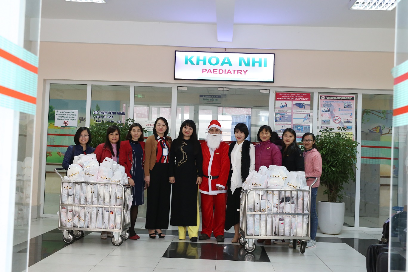 The program giving Christmas gifts for children in Duc Giang Hospital